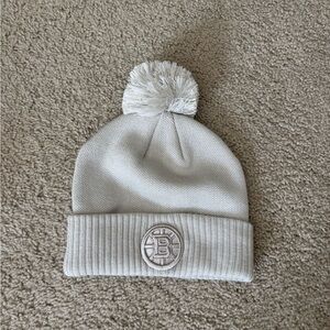 Fanatics White Bruins Pom-Pom Beanie
